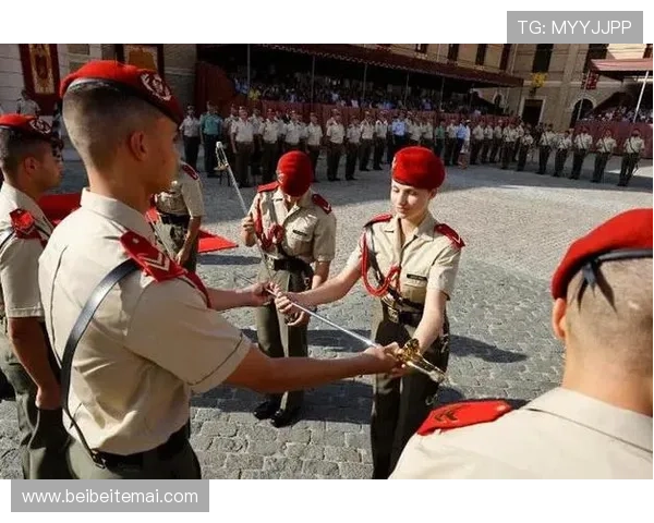 18岁西班牙公主大雨中出席阅兵仪式，新军装湿透，昂首挺胸很气派